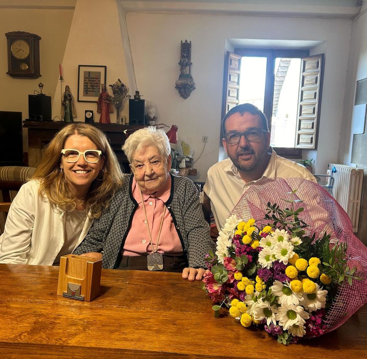 L'alcalde de Vic, Albert Castells, la regidora de Benestar i Família, Núria Homs, amb Conxita Alemany